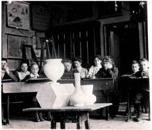 Junior School Art class : 1900